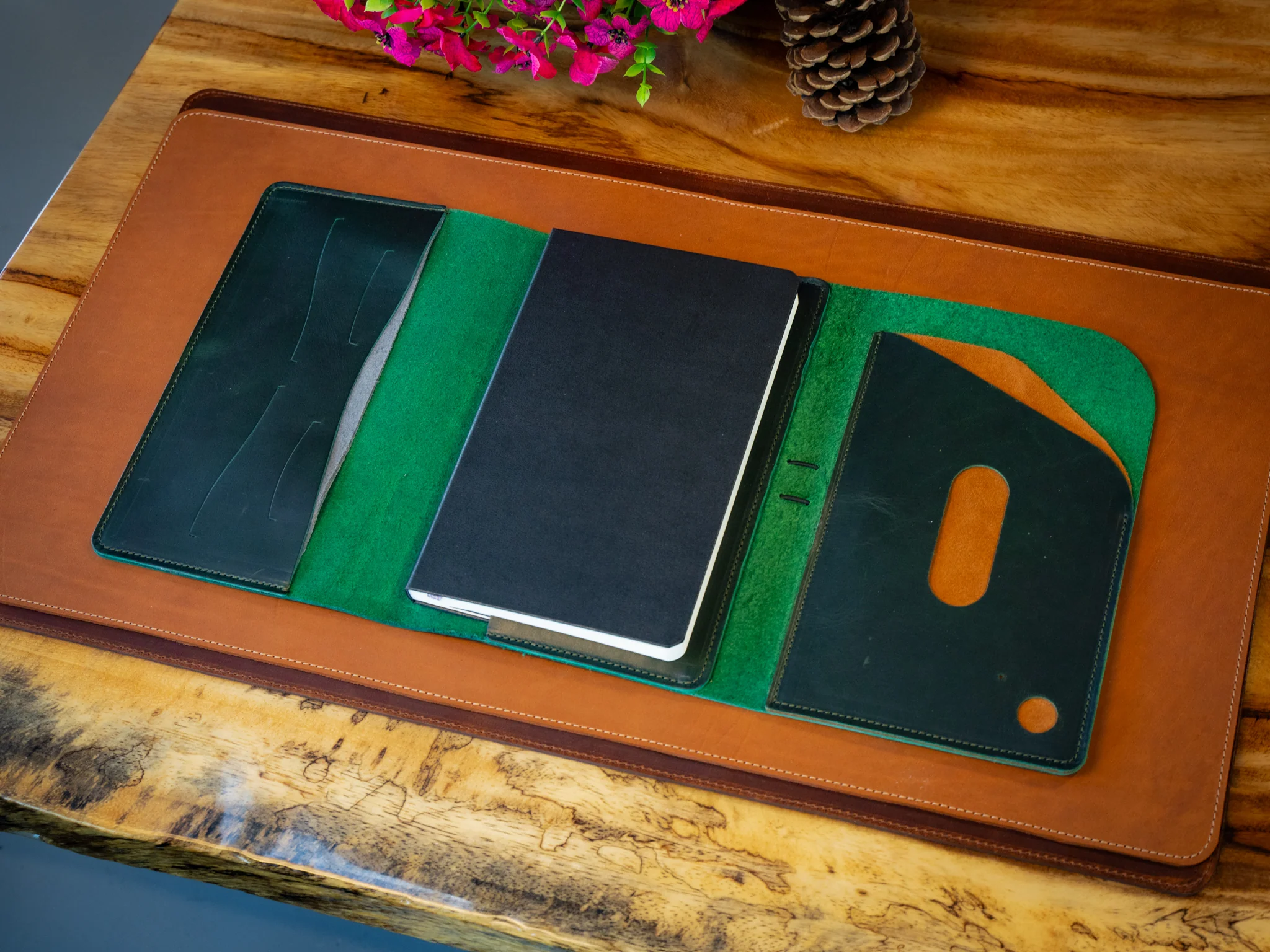 Milwaukee Leather Padfolio Pro - Emerald Green - Image 2